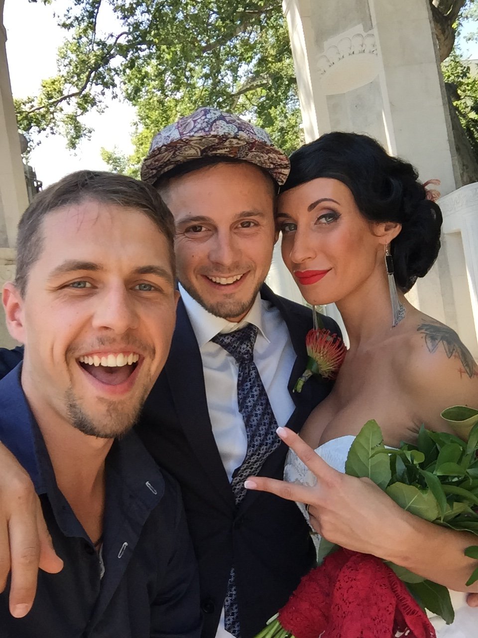 A spontaneous selfie with the wedding couple